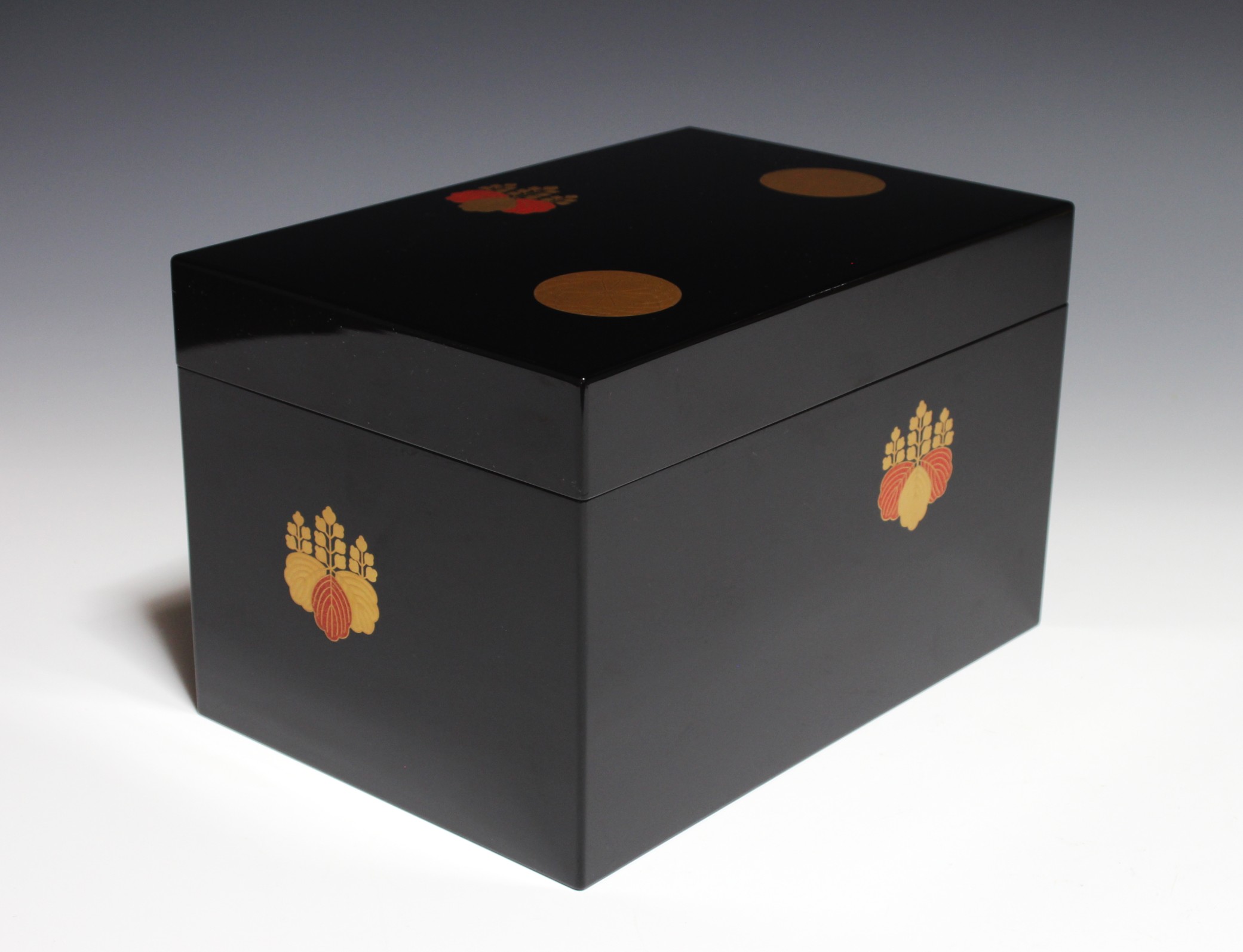 菊桐蒔絵黒茶箱
