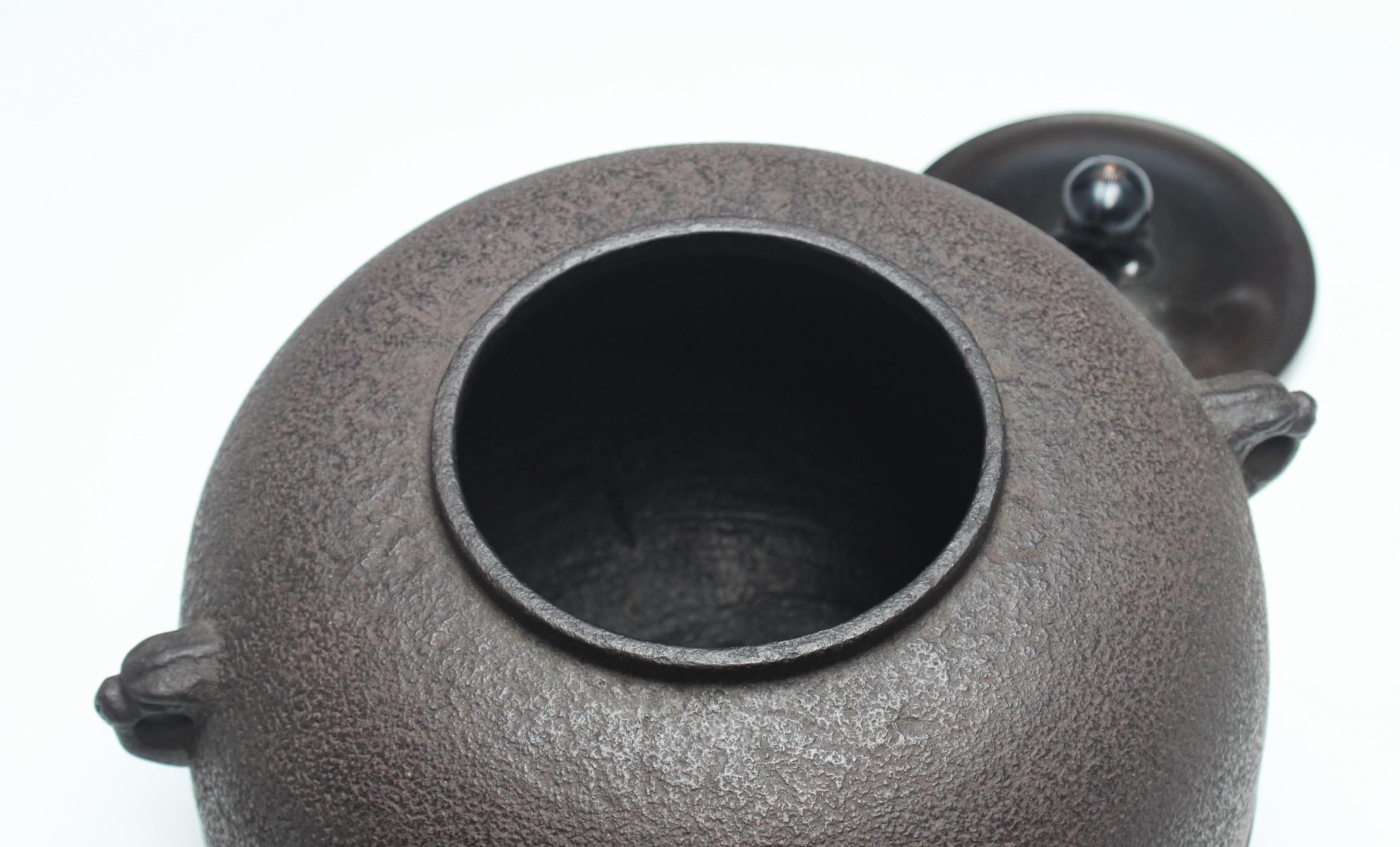 角谷莎村 丸釜（風炉用） kakutani, shason round iron pot | 古美術